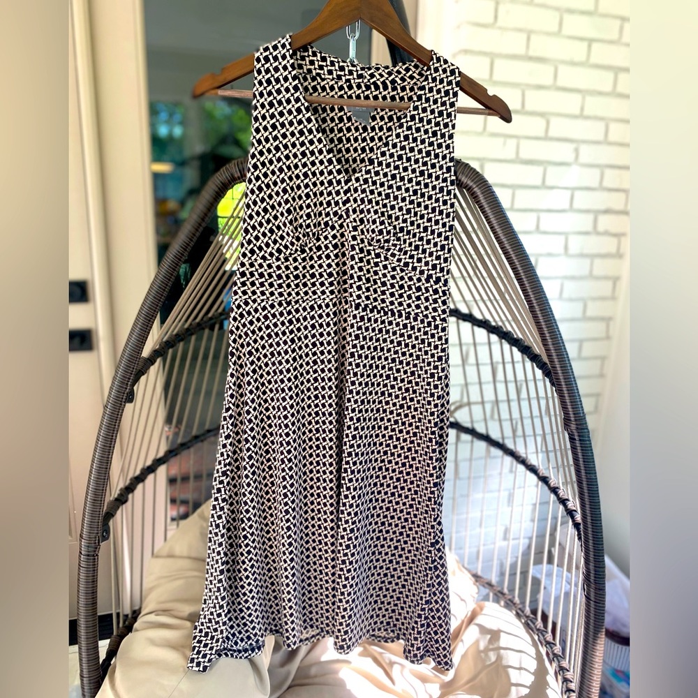 ANN TAYLOR, SIZE 6 PETITE Sleeveless, Black/Cream, V-neck, knee-length dress